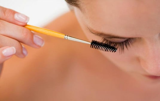 Як доглядати за нарощеними віями, щоб вони трималися довше?